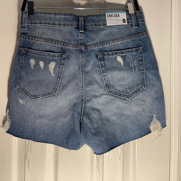 🛑SOLD🛑 High-Rise M Wash Distressed Denim Short - Picture 3 of 4